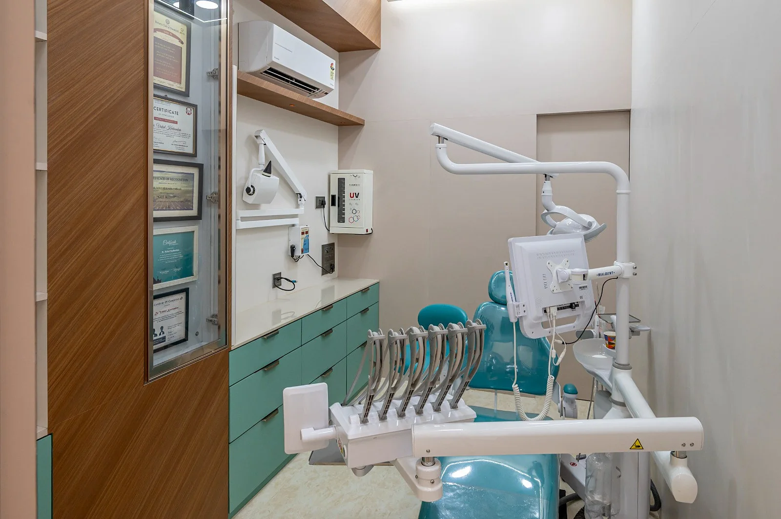 Dental operatory and equipment at Vardhaman Dental Care, Dombivli East